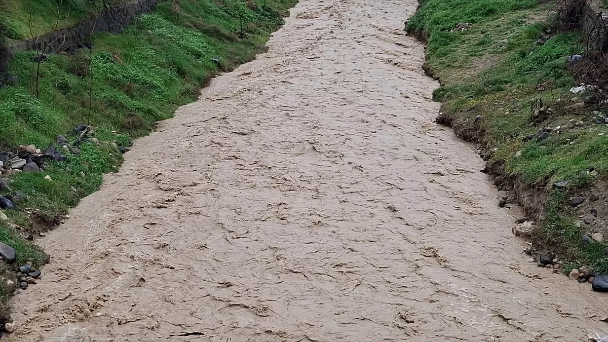 Beypazarı\'nda Sağanak Yağış Dere Debisini Yükseltti