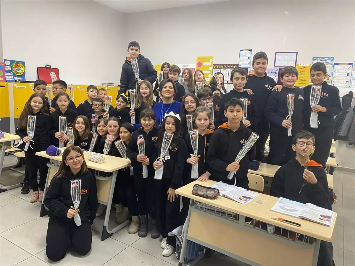 Öğrencilerden Anma Günü: Karanfil Dağıttılar
