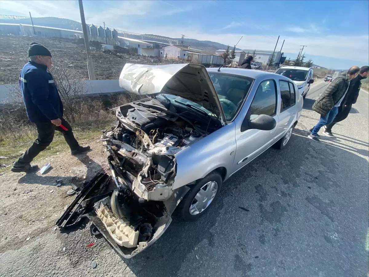 Bozüyük\'te Otomobil Kazası: 2 Yaralı