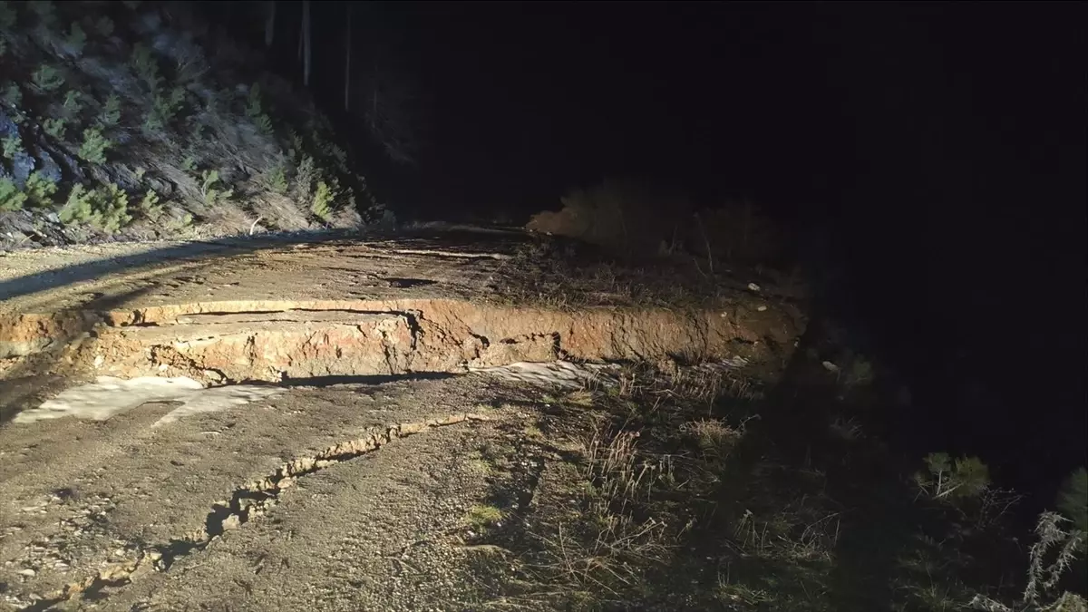 Bilecik\'te Toprak Yol Çöktü