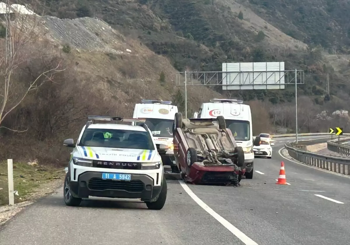 Bilecik\'te Araç Devrildi: 4 Yaralı