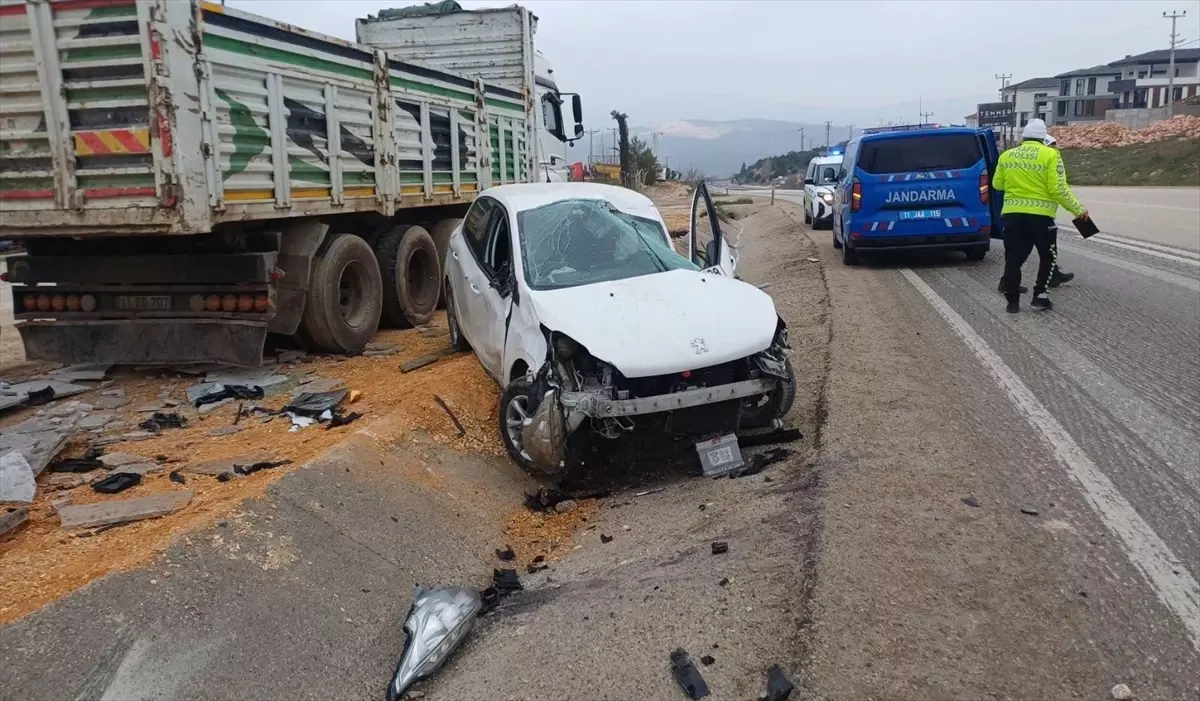 Bilecik\'te Otomobil Tıra Çarptı: Sürücü Yaralandı