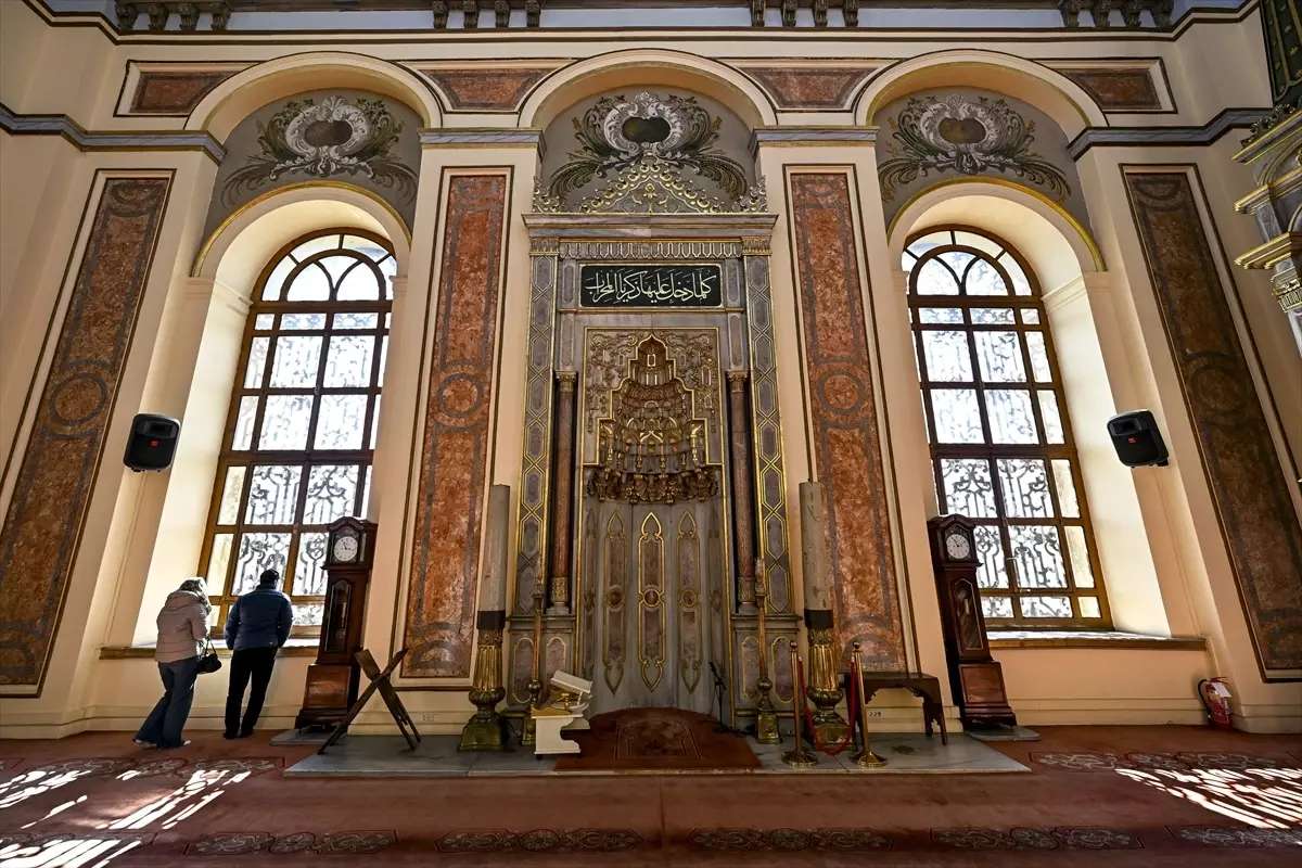 Dolmabahçe Camisi: Osmanlı\'nın Batı Etkisi