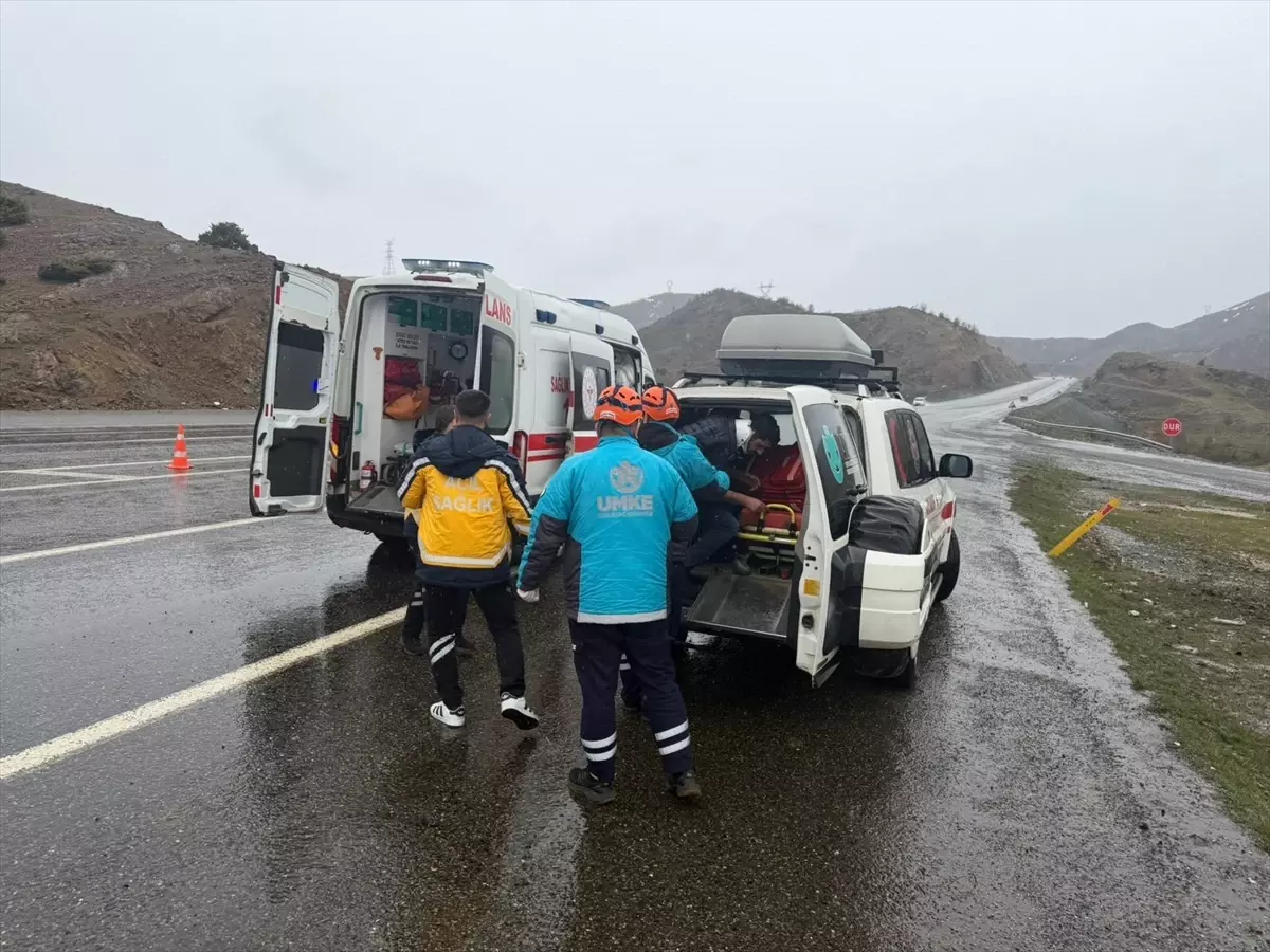 Bingöl\'de Otomobil Devrildi: 4 Yaralı