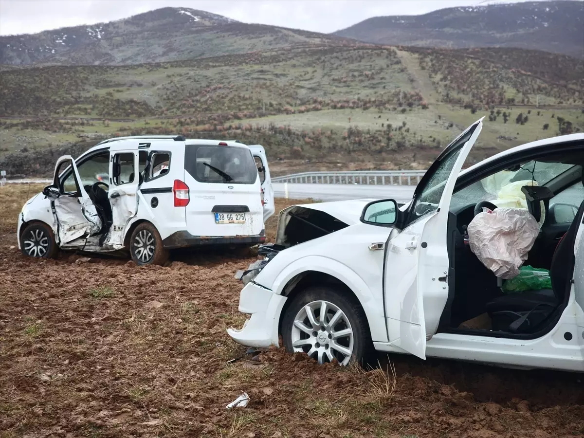 Bingöl\'de Trafik Kazası: 13 Yaralı