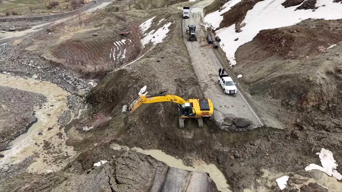 Bingöl\'de Heyelan: Köy Yolu Çöktü