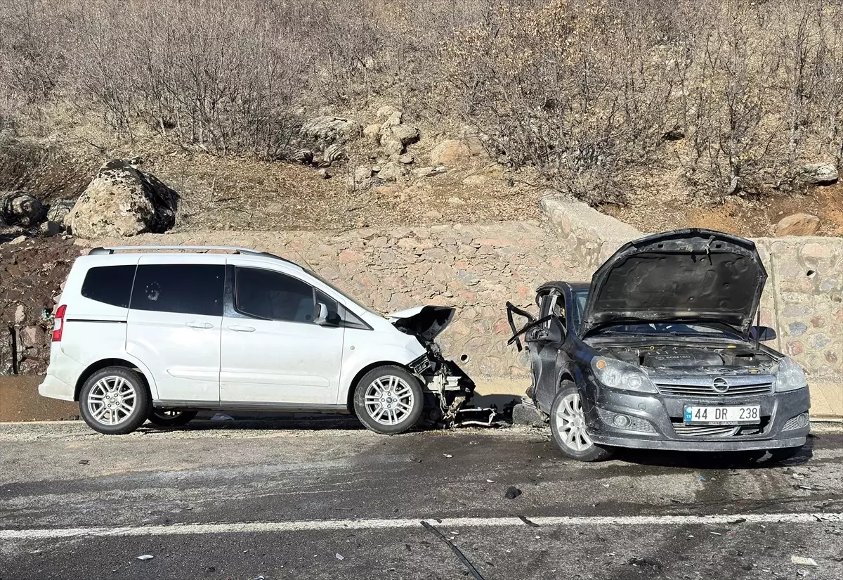 Bingöl\'de Trafik Kazası: 2 Ölü, 3 Yaralı