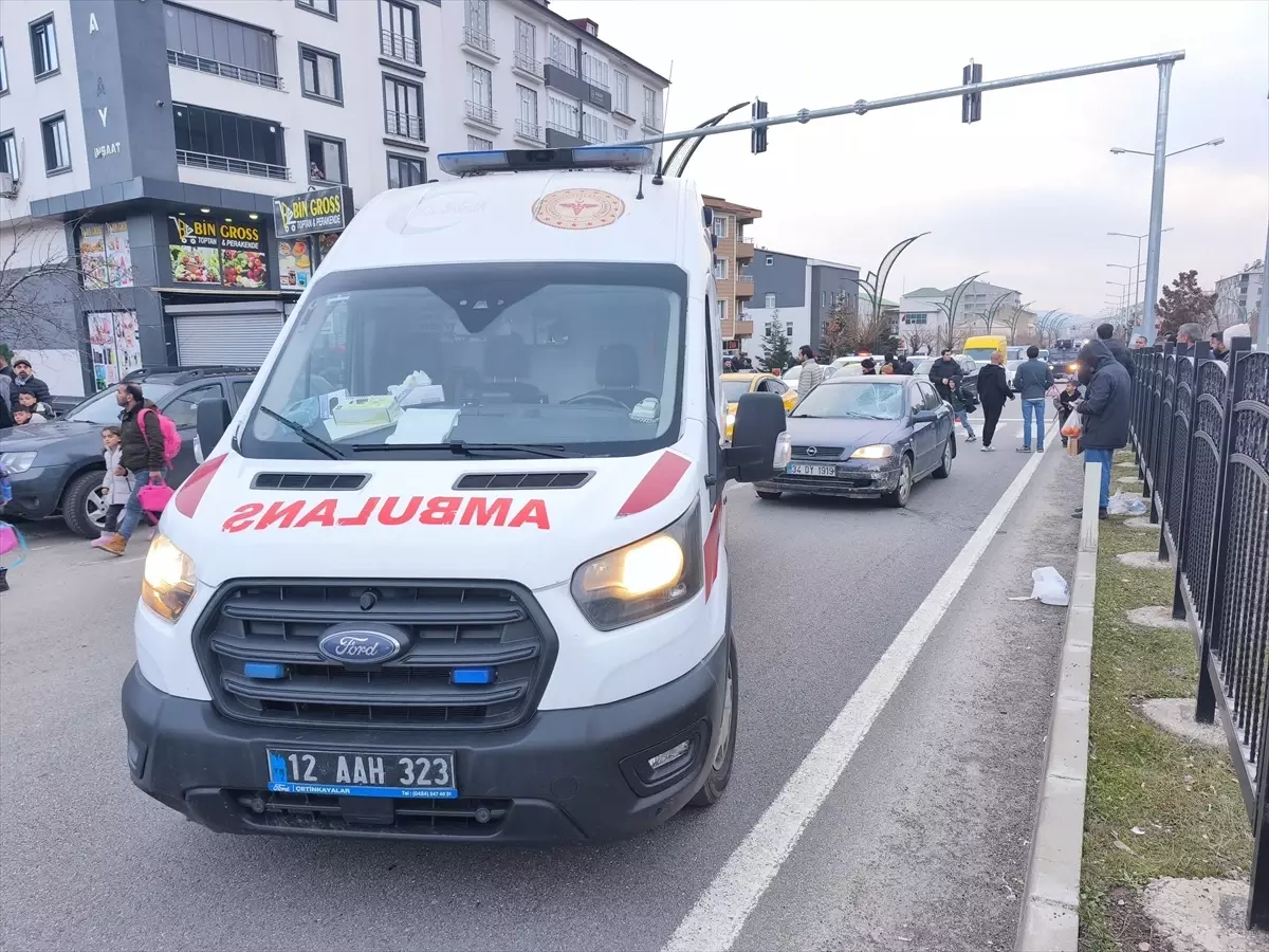 Bingöl\'de Yaya Otomobilin Çarpmasıyla Yaralandı