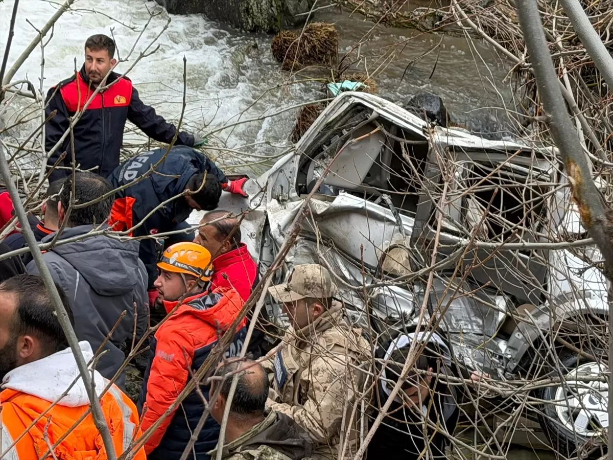 Güroymak\'ta Araç Kazası: 3 Ölü, 5 Yaralı