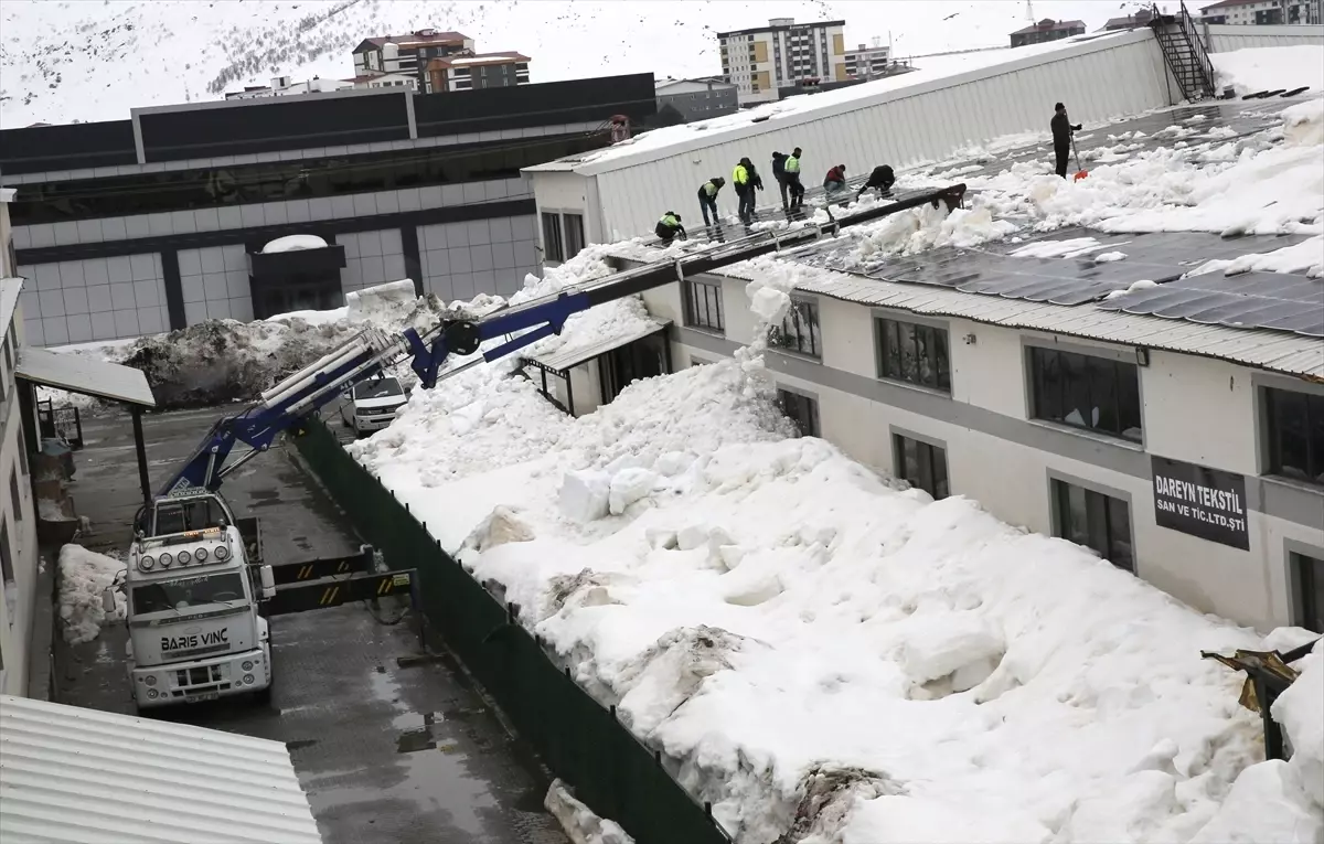 Bitlis\'te Kar Temizliği İçin Vinci Kullanıldı