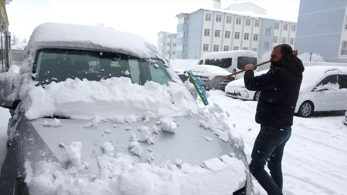 Bitlis\'te Kar Yağışı Hayatı Olumsuz Etkiliyor
