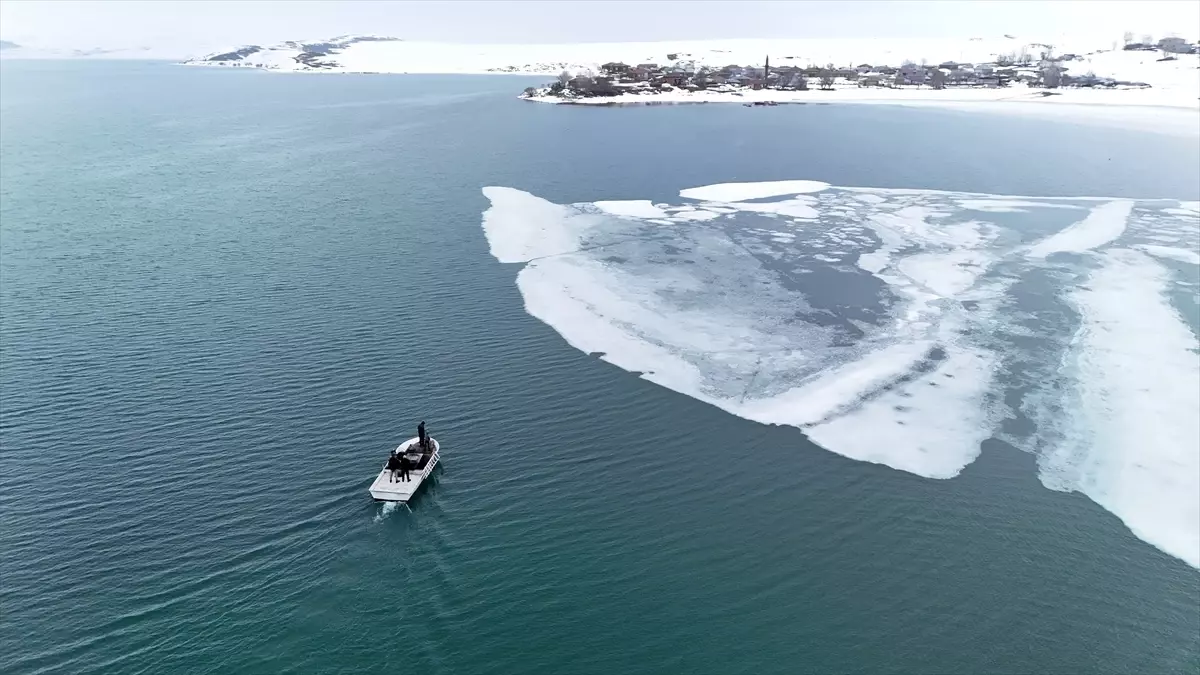 Nazik Gölü\'ndeki buzlar eridi