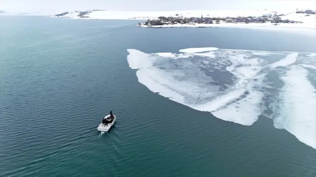Nazik Gölü’ndeki buzlar eridi
