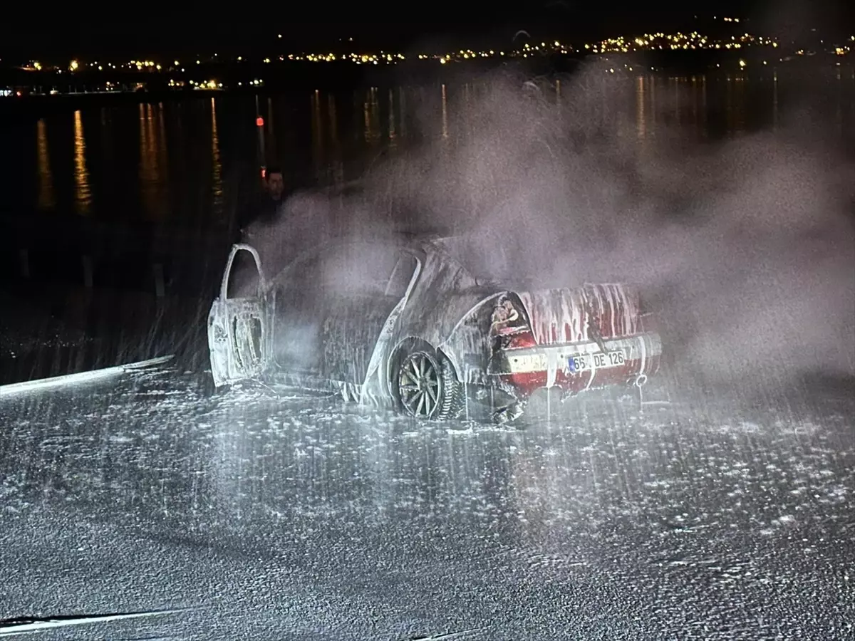 Ahlat\'ta Yangın: Otomobil Kullanılamaz Hale Geldi