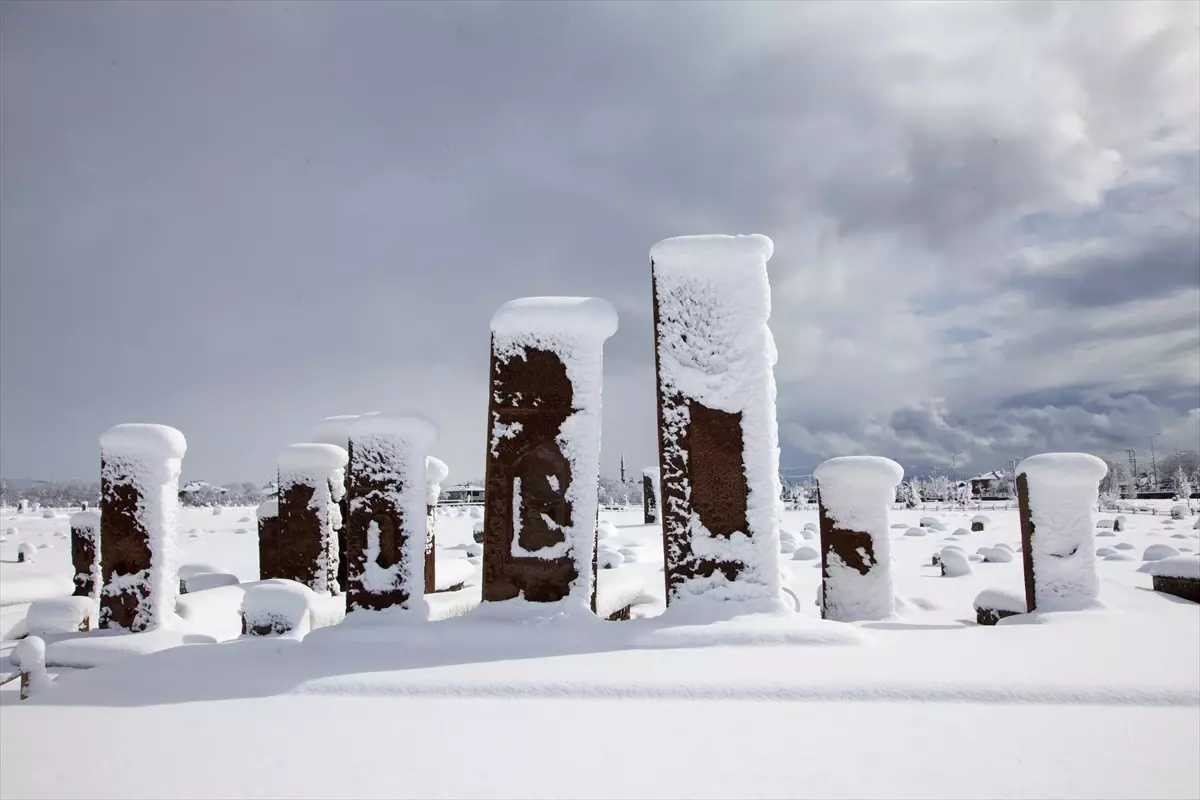 Ahlat\'ta Karla Kaplı Tarihi Güzellikler