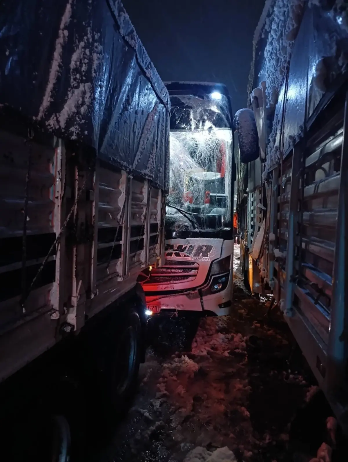 Bitlis\'te Otobüs Tıra Çarptı: 8 Yaralı