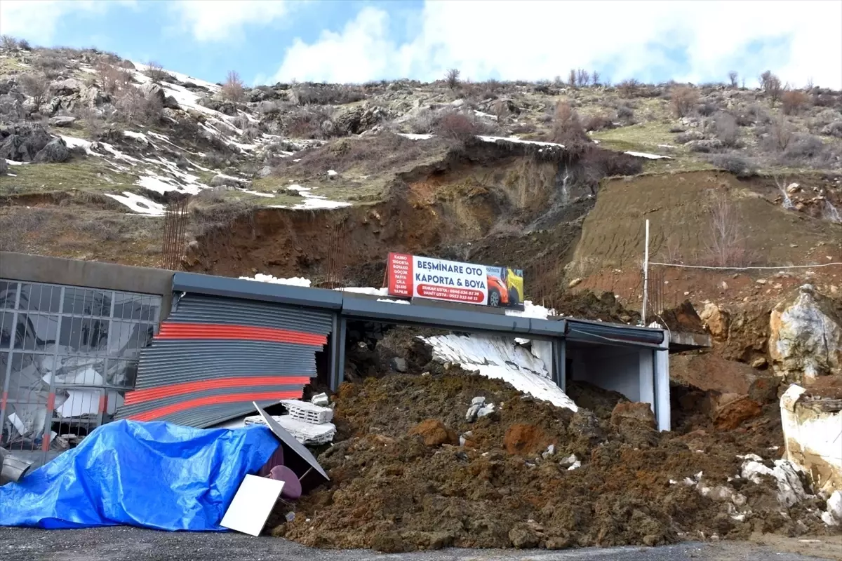 Bitlis\'te Toprak Kayması: 2 İş Yeri Zarar Görüldü