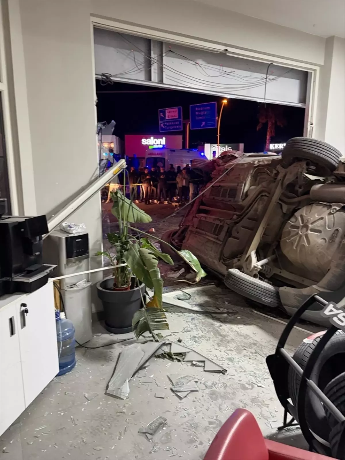 Bodrum\'da Kontrolden Çıkan Araç İşyerine Girdi