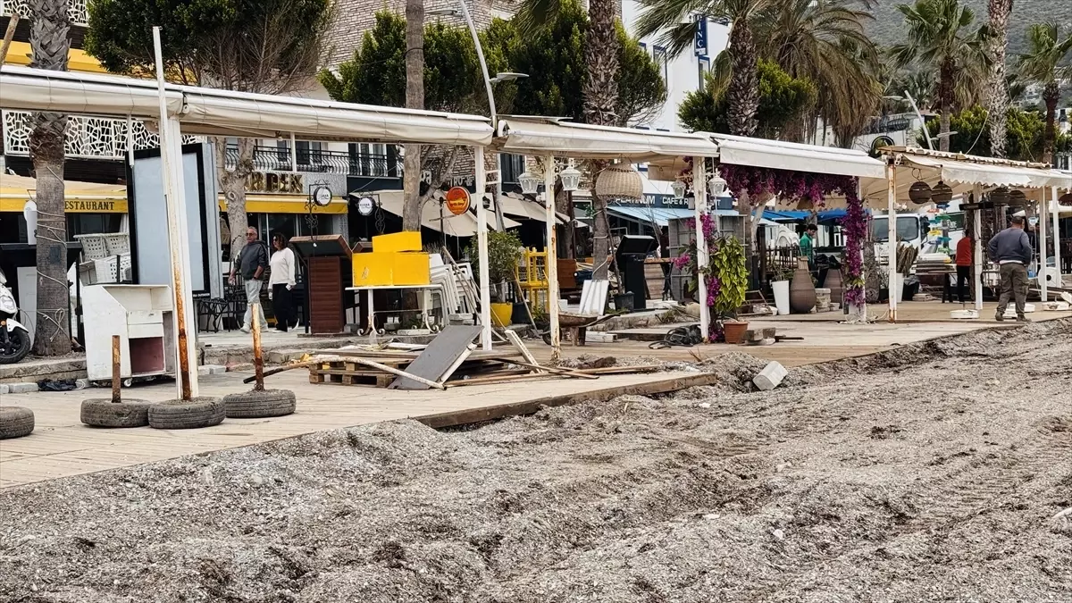 Bodrum\'da Sahil Yapıları Yıkılıyor