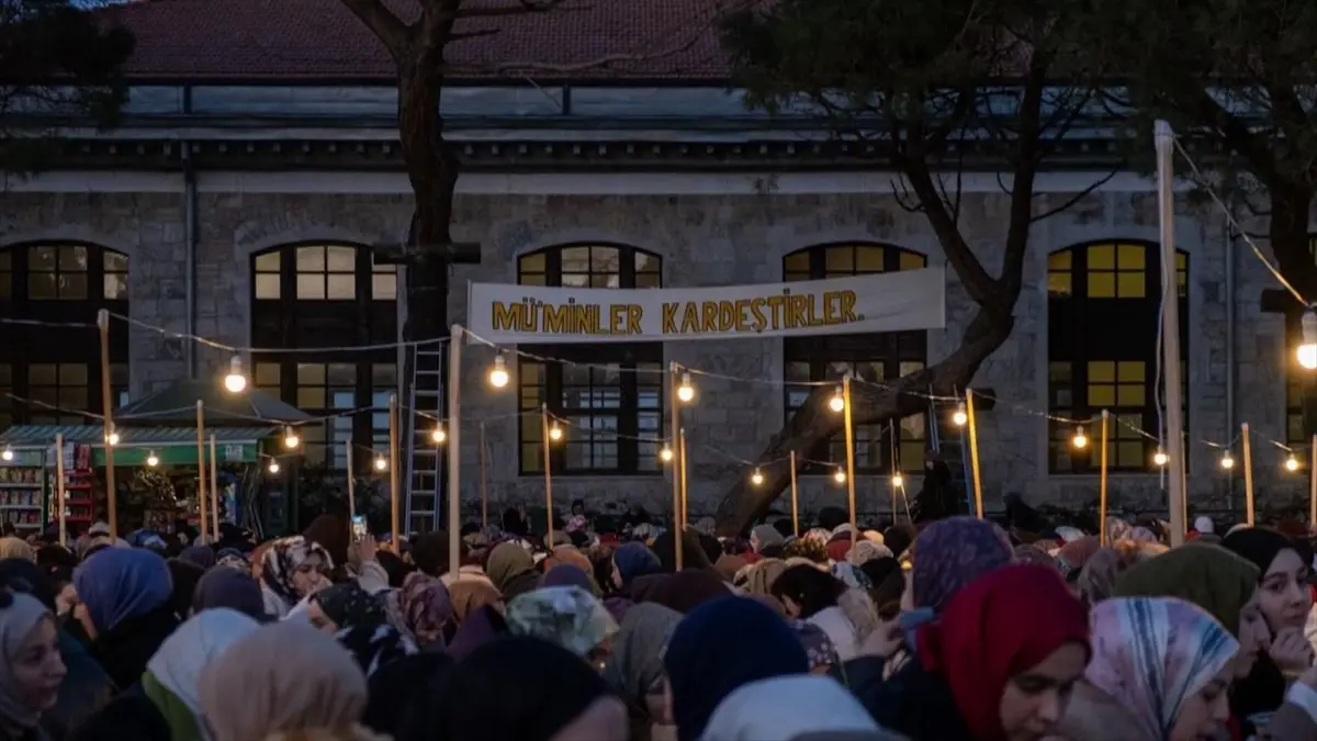 Boğaziçi\'nde Geleneksel Ramazan İftarı