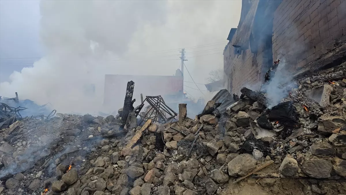 Bolu\'da Yangın: 5 Ev ve 8 Samanlık Kül Oldu