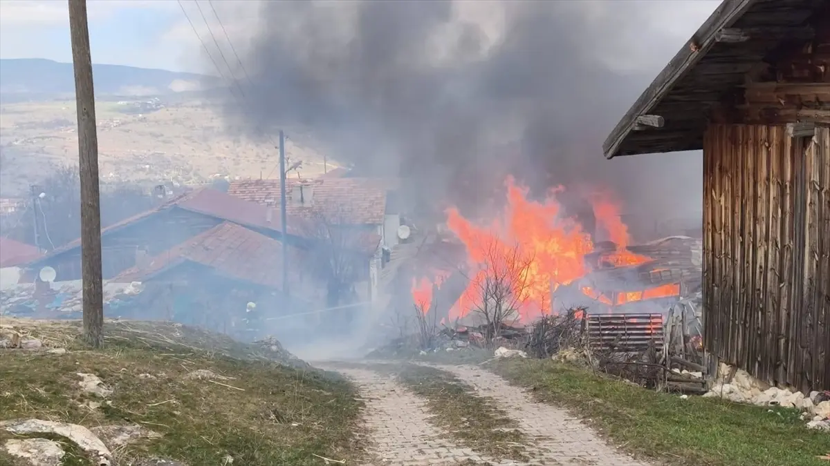 Bolu\'da Yangın: İki Katlı Ev Kullanılamaz Hale Geldi