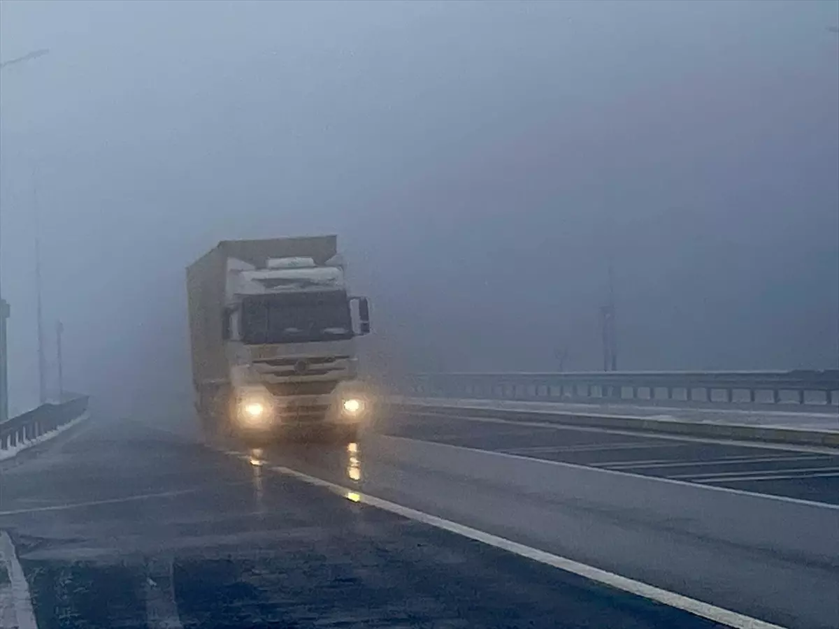 Bolu Dağı\'nda Sis Ulaşımı Olumsuz Etkiledi