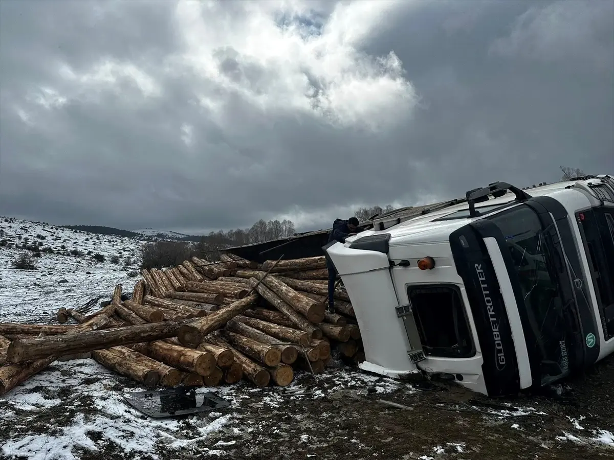 Bolu\'da Tır Devrildi, Sürücü Yaralandı