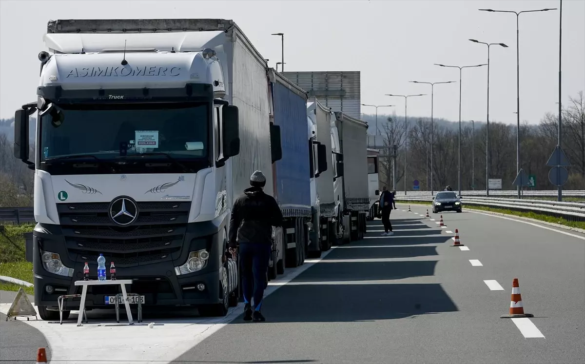 Bosna Hersek\'te Kamyoncular AB\'ye Karşı Protesto Düzenledi