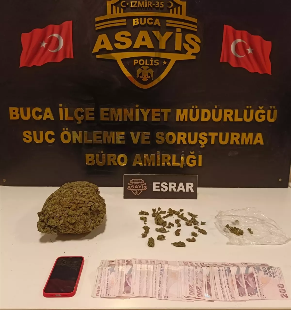 İzmir\'de Uyuşturucu Operasyonu: 1 Kilo Esrar Ele Geçirildi