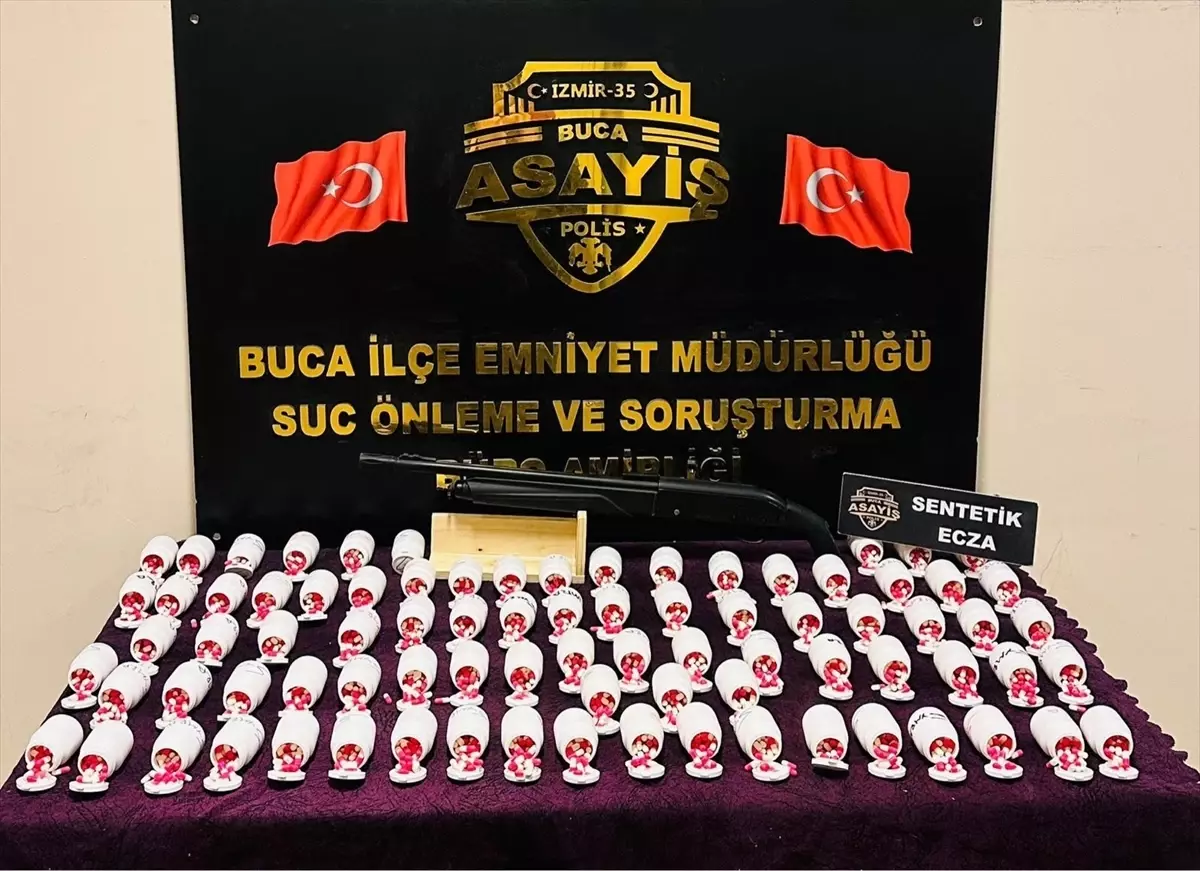 İzmir\'de Uyuşturucu Operasyonu: 4 Bin Hap Ele Geçirildi