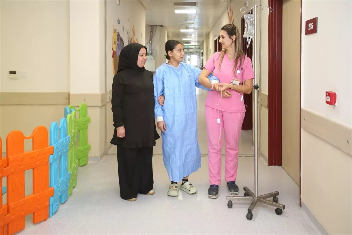 Bulantı şikayetiyle hastaneye götürülen çocuğun karnından saç yumağı çıktı