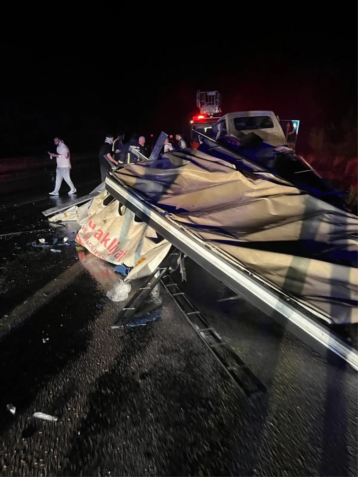 Bucak\'ta Çekici ve Kamyonet Çarpıştı: 3 Yaralı