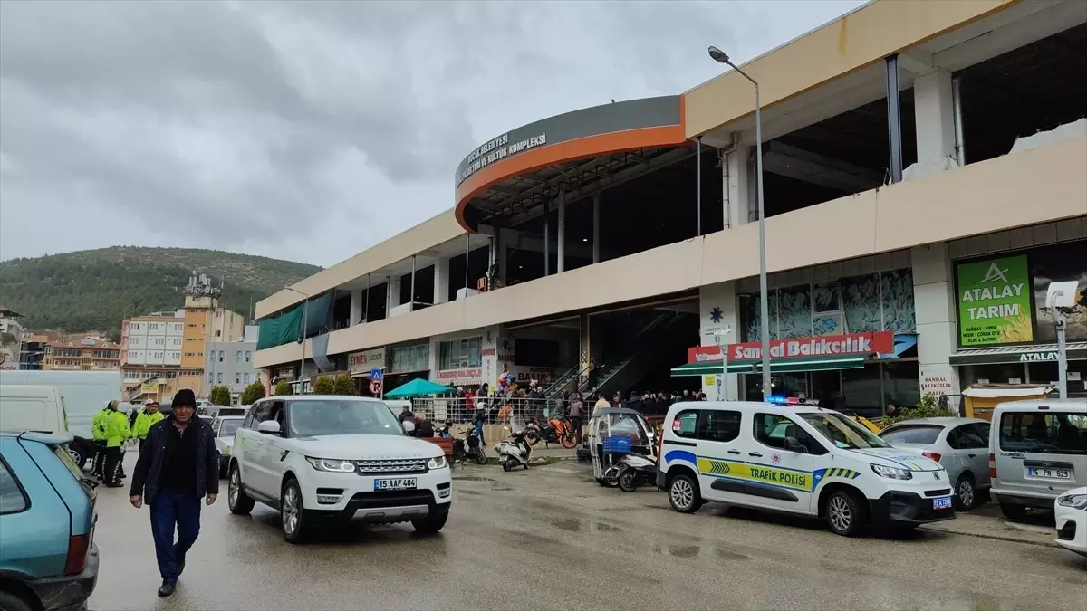 Bucak\'ta Bıçaklı Kavga: 5 Yaralı