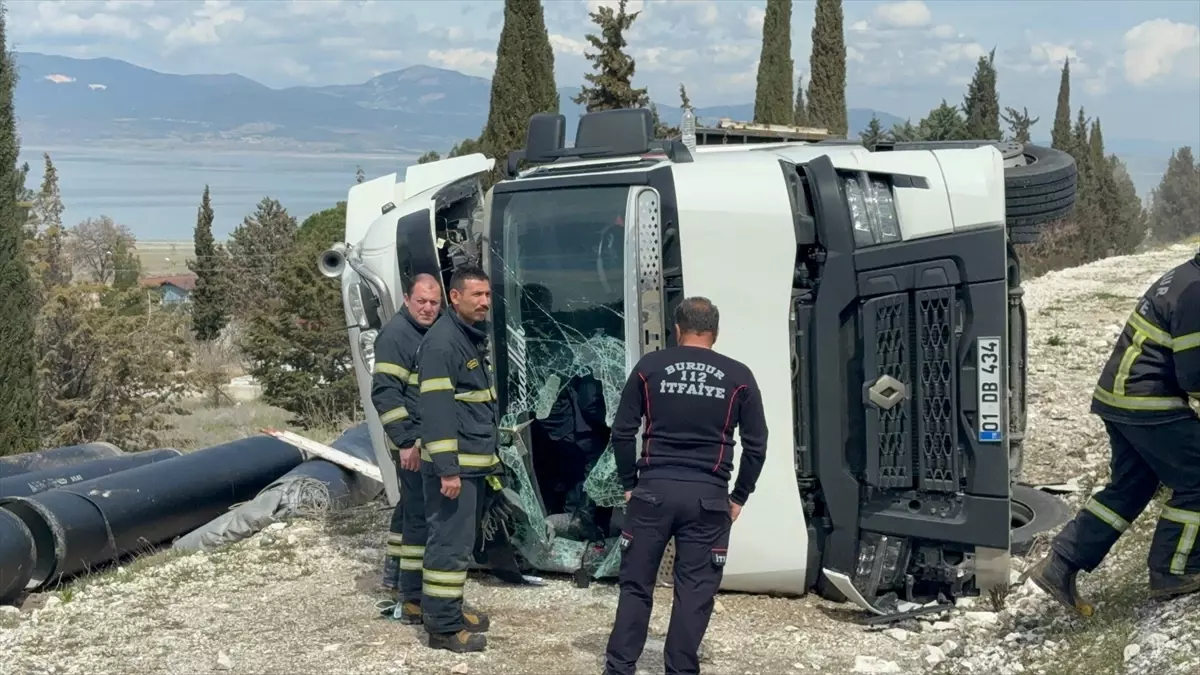 Burdur\'da Tır Devrildi, Sürücü Yaralandı