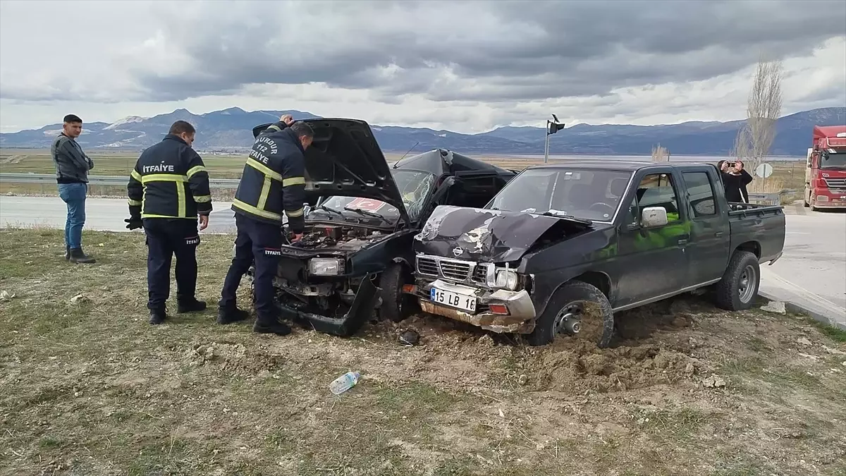 Burdur\'da Trafik Kazası: 3 Yaralı