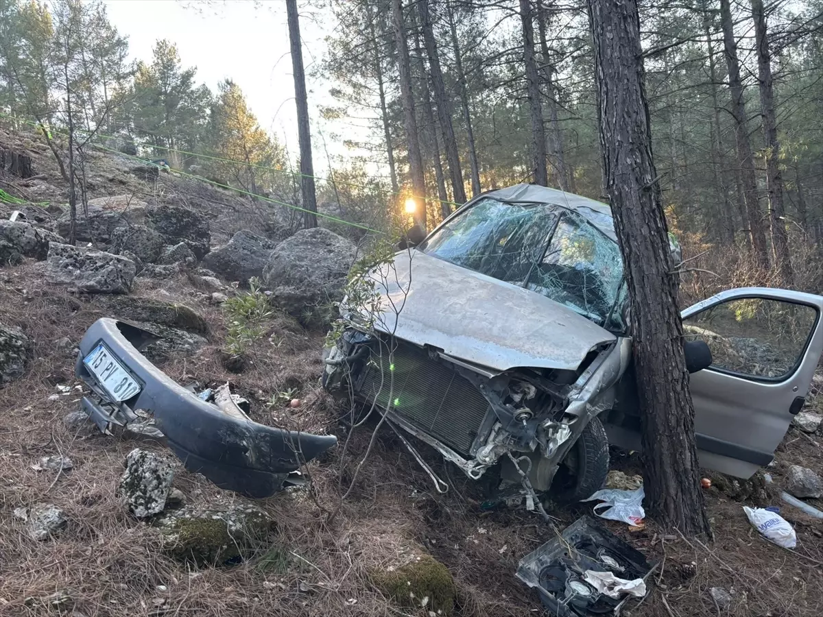 Bucak\'ta Araç Devrildi: 3 Yaralı