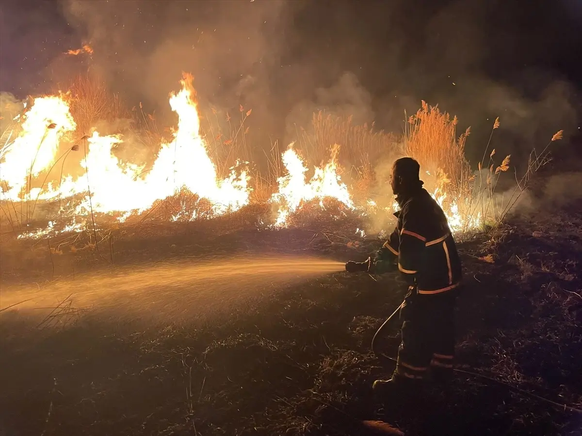Burdur\'da Sazlık Yangını Söndürüldü