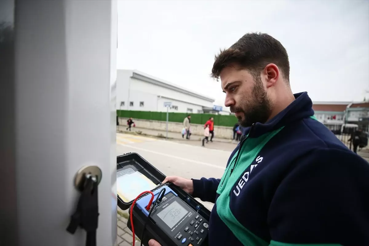 Bursa\'da Elektrik Direklerine Koruyucu Boya