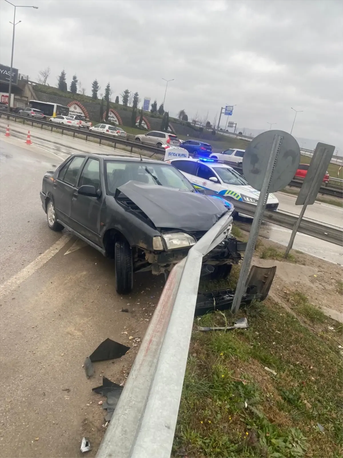 İnegöl\'de Bariyere Çarpan Araçta Sürücü Yaralandı