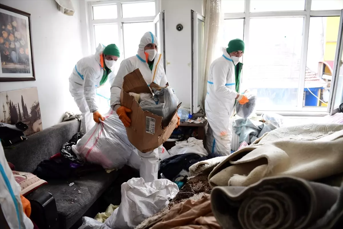 Bursa\'da Evden 4 Kamyon Çöp Çıkarıldı