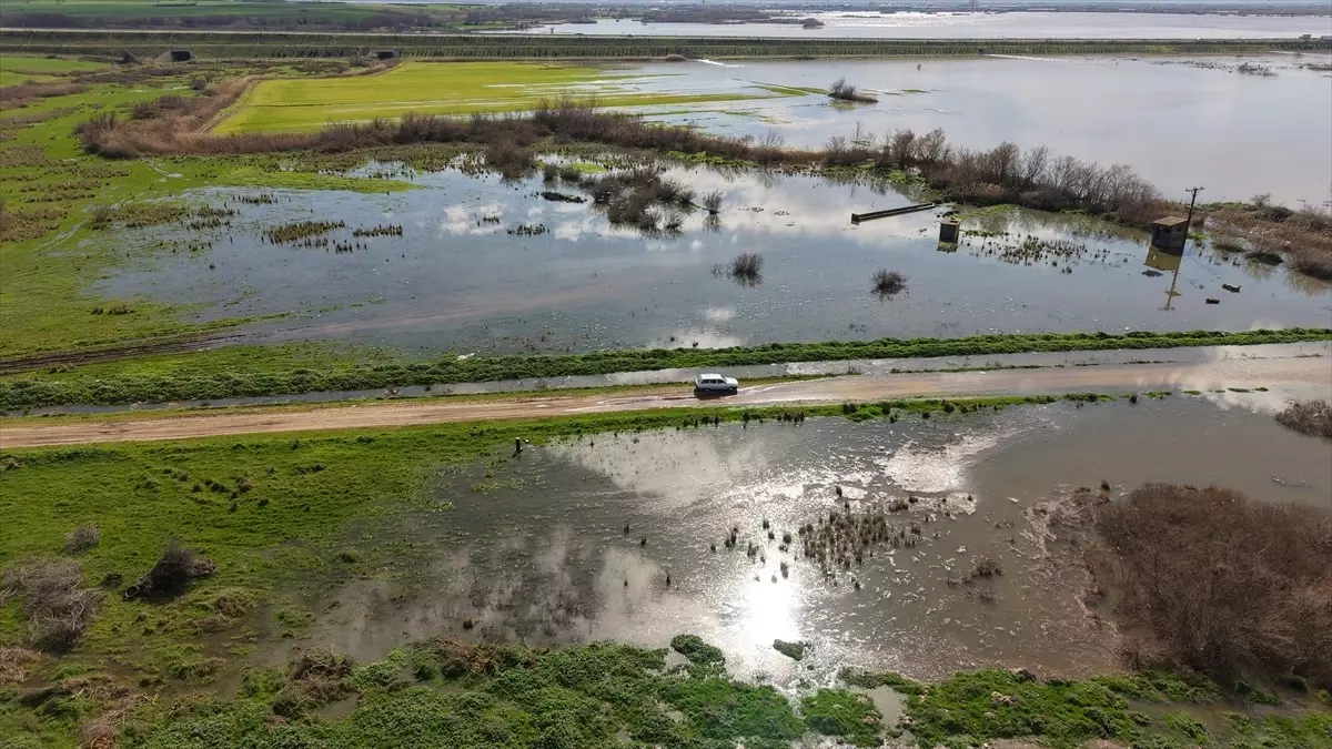 Karacabey\'de Taşkın: Ulaşım Kesildi, Tarım Arazileri Zarar Gördü