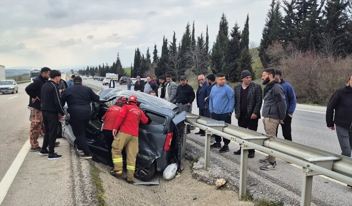 Bursa\'da Otomobil Devrildi, 5 Yaralı
