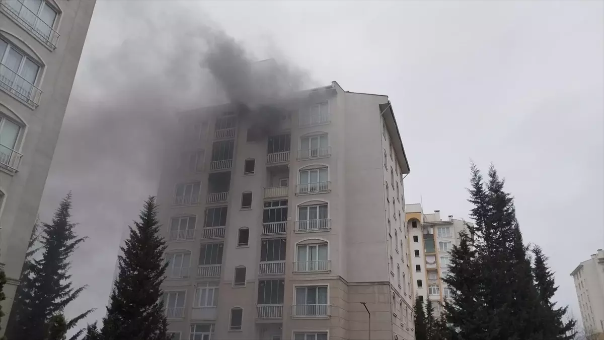 İnegöl\'de 8 Katlı Apartmanda Yangın