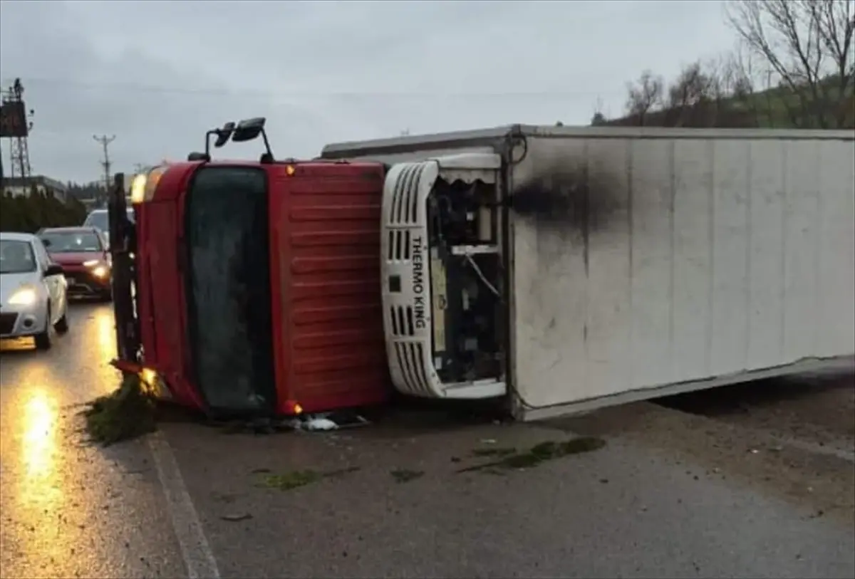 İnegöl\'de Kamyon Devrildi: 2 Yaralı