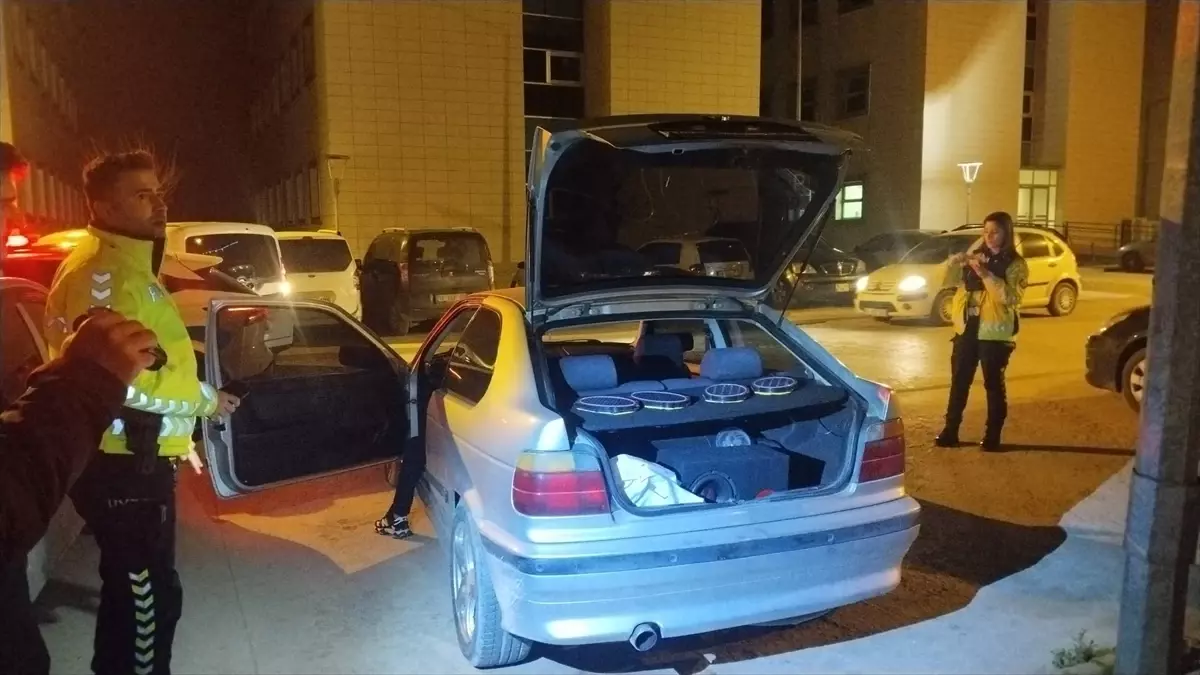 İnegöl\'de Yüksek Sesle Müzik Dinleyen Sürücüye Ceza