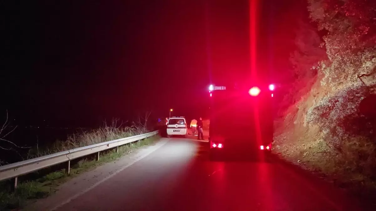 Mudanya\'da Toprak Kayması: Yol Kapandı