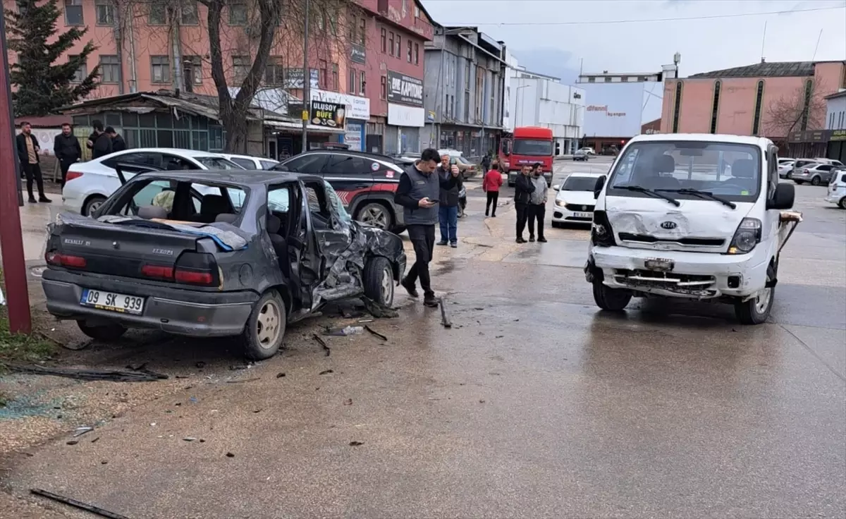 İnegöl\'de Trafik Kazası: 9 Yaralı