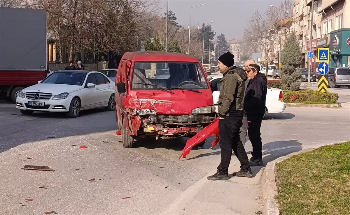 İnegöl\'de Kaza: 3 Yaralı