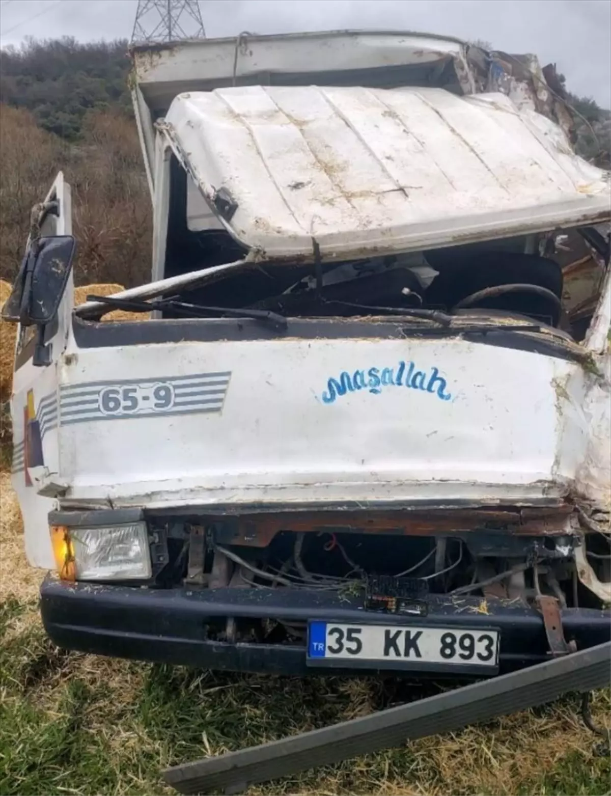 Bursa\'da Kamyon Refüje Çıktı: Sürücü Yaralı